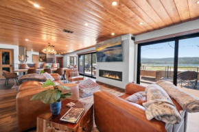 The Lazy Bear - Indulge in breathtaking views of the expansive lake from this charming cabin.